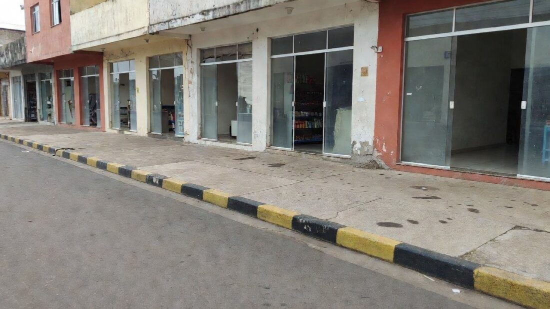 Comércio em Samambaia, DF, após ameaça de incêndio contida pela PMDF