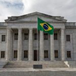 Fachada de tribunal de justiça no Brasil sobre condenação criminal