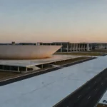 Quadra esportiva precária em Brasília representando a realidade dos educadores físicos