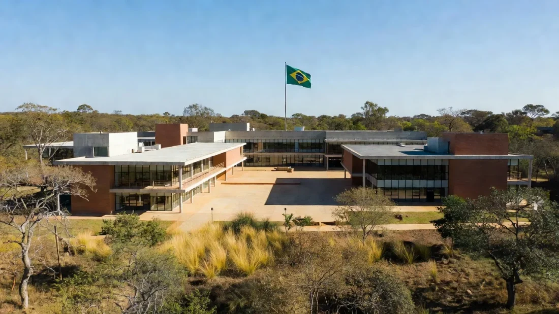 Escola pública moderna no Distrito Federal, simbolizando a Secretaria de Educação