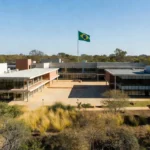 Escola pública moderna no Distrito Federal, simbolizando a Secretaria de Educação
