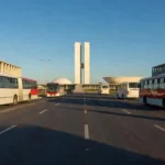 Ônibus urbano em avenida brasileira simbolizando transporte público estudantil