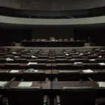 Plenário vazio da Câmara dos Deputados em Brasília simbolizando ausências de parlamentares