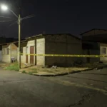 Rua em Samambaia com fita de isolamento policial após crime
