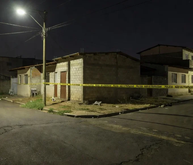 Rua em Samambaia com fita de isolamento policial após crime