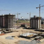 Canteiro de obras com novos edifícios residenciais em construção em Brasília, representando o mercado imobiliário do DF.
