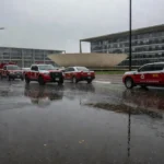 Viaturas do Corpo de Bombeiros em rua alagada em Brasília após chuvas