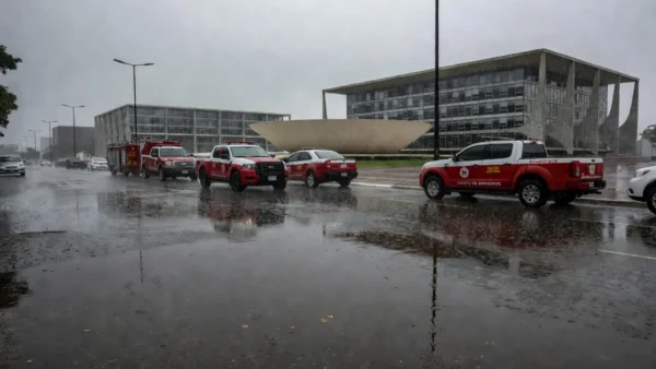 Viaturas do Corpo de Bombeiros em rua alagada em Brasília após chuvas