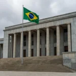 Fachada de tribunal de justiça no Brasil simbolizando condenação judicial