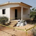 Casa em Samambaia Norte com fitas policiais e drogas apreendidas pela PM