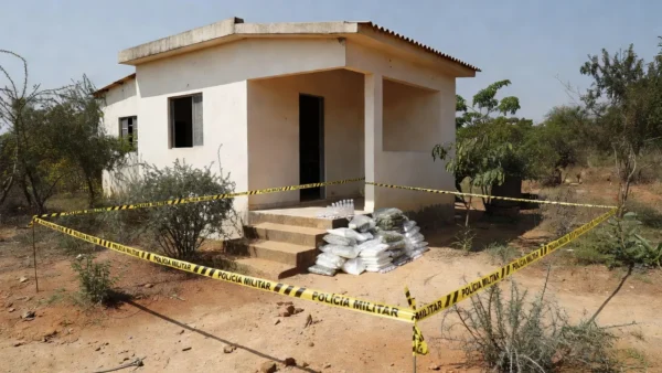 Casa em Samambaia Norte com fitas policiais e drogas apreendidas pela PM
